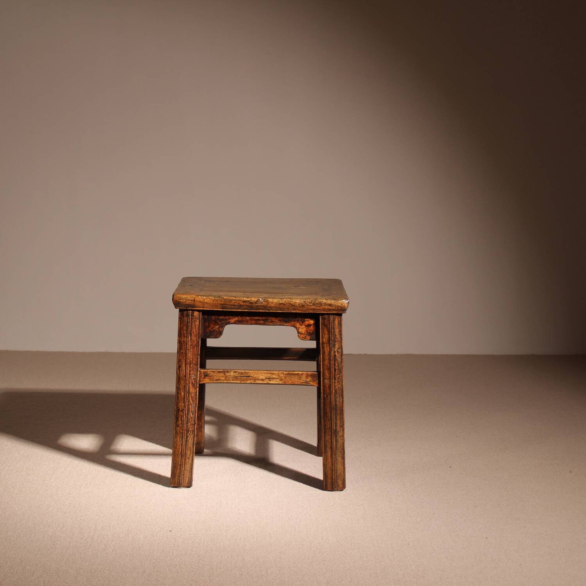 Ensemble de banc, tabouret et table basse 'Wabi Sabi' primitif en chêne massif.