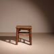 Ensemble de banc, tabouret et table basse 'Wabi Sabi' primitif en chêne massif.