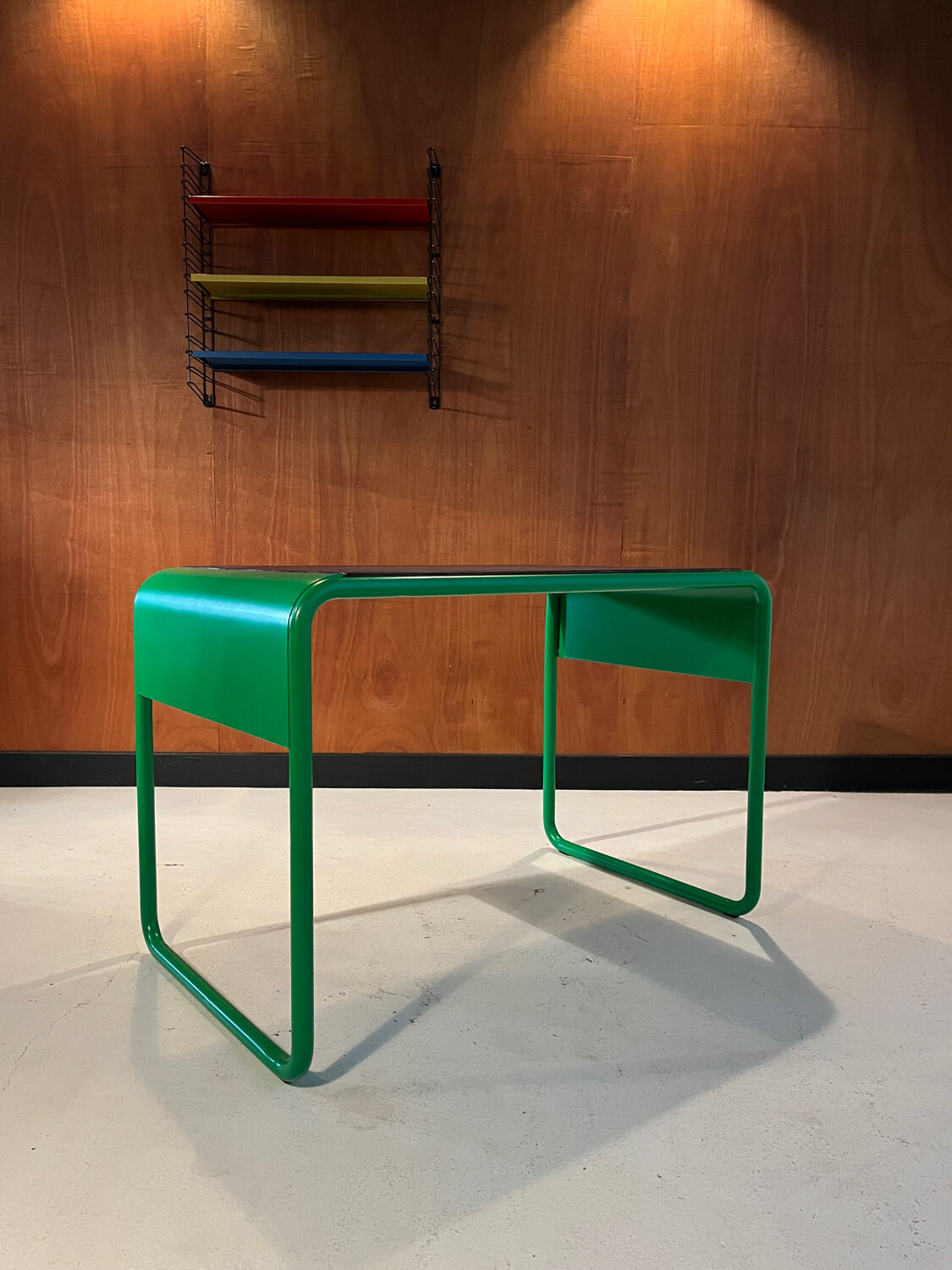 Vintage 1980 desk, in perfect condition.