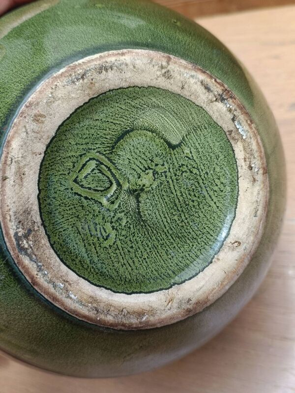 Vase en céramique verte estampillé