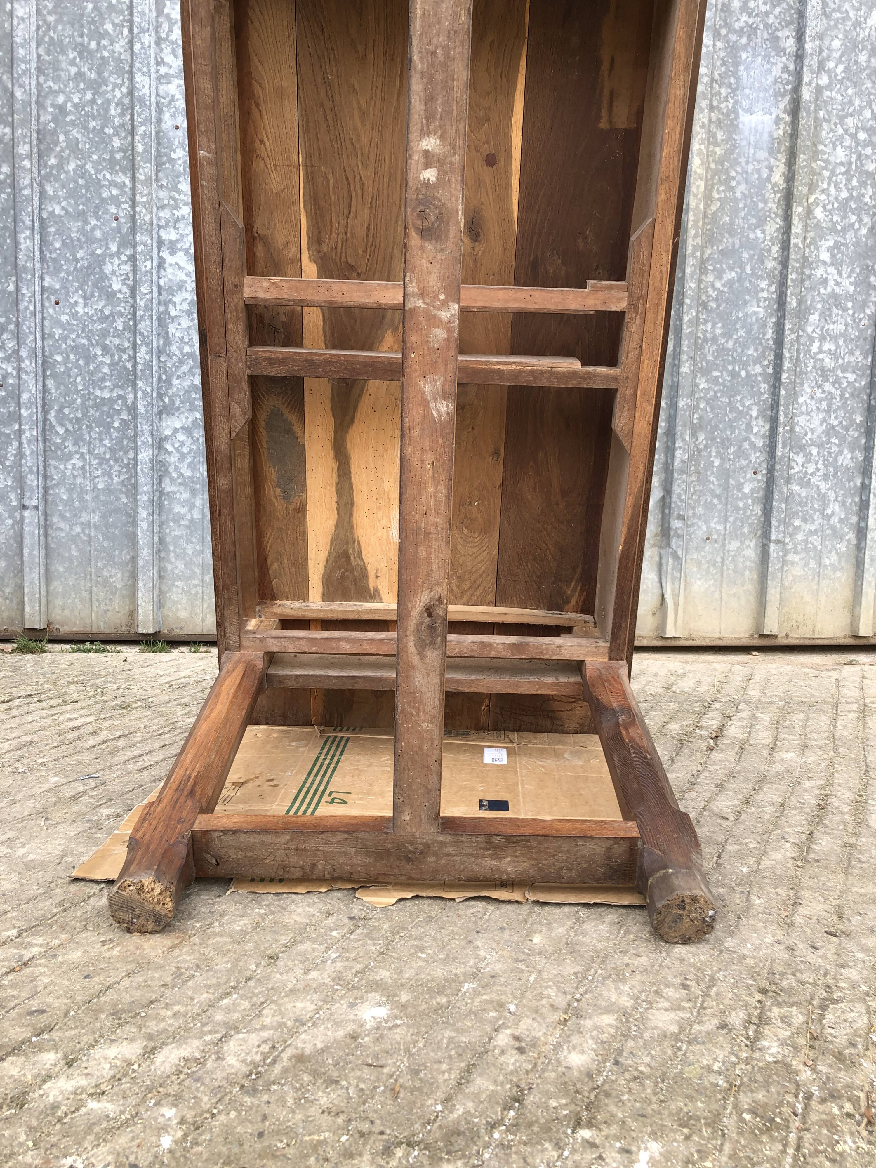 Table ancienne à barre à chat en chêne massif avec 2 tiroirs de face.