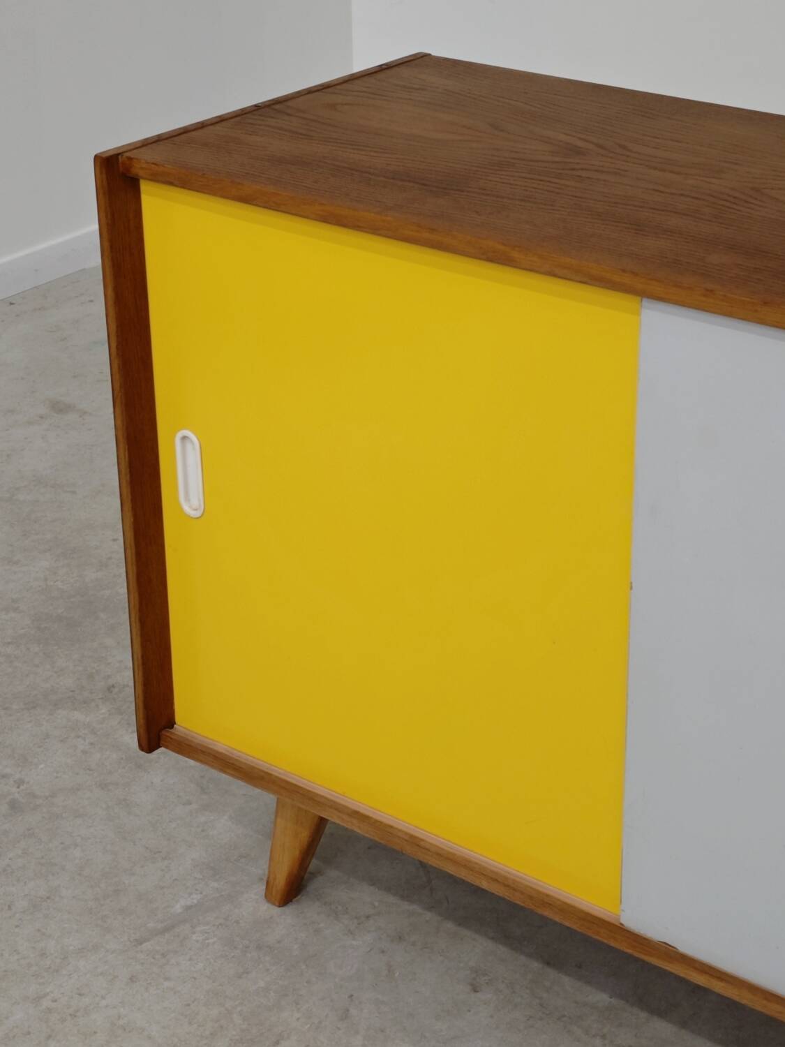 Buffet U-452 jaune et gris par Jiri Jiroutek pour Interier Praha 1960