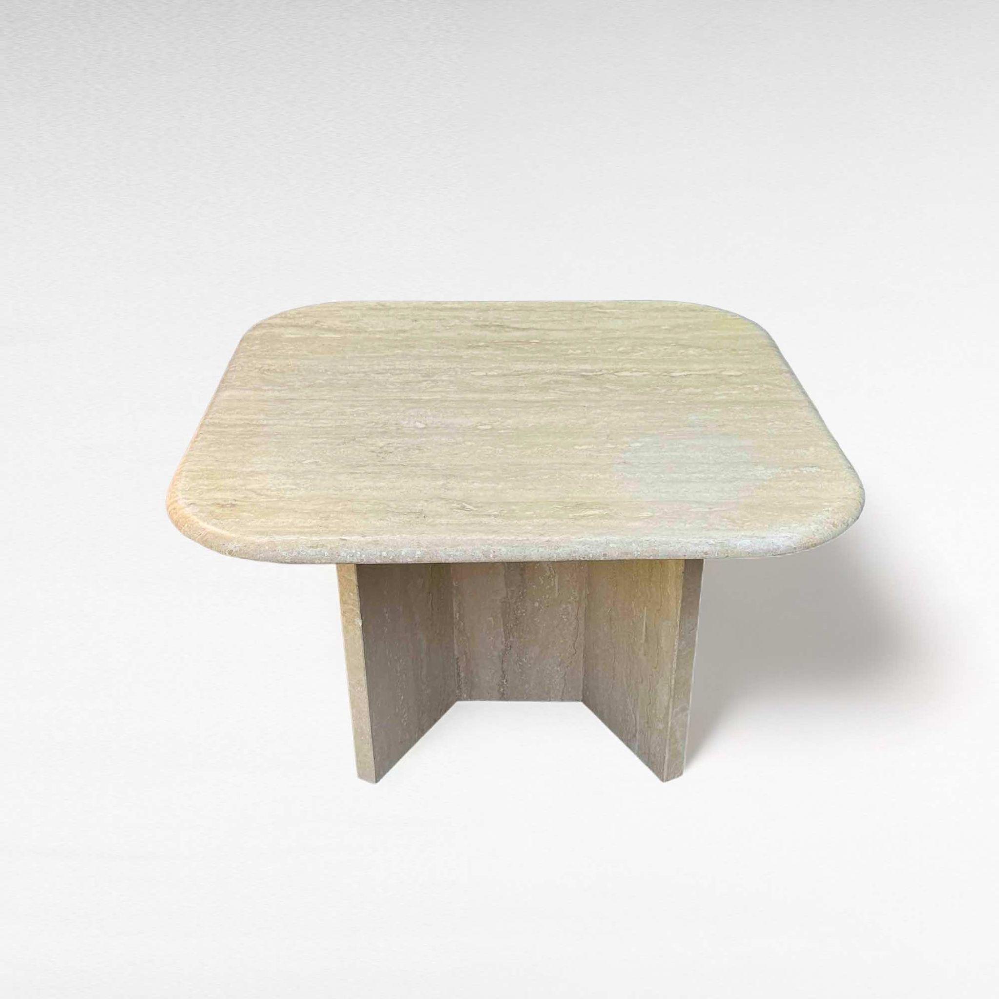 Table basse carrée en travertin aux coins arrondis, Italie, années 1970