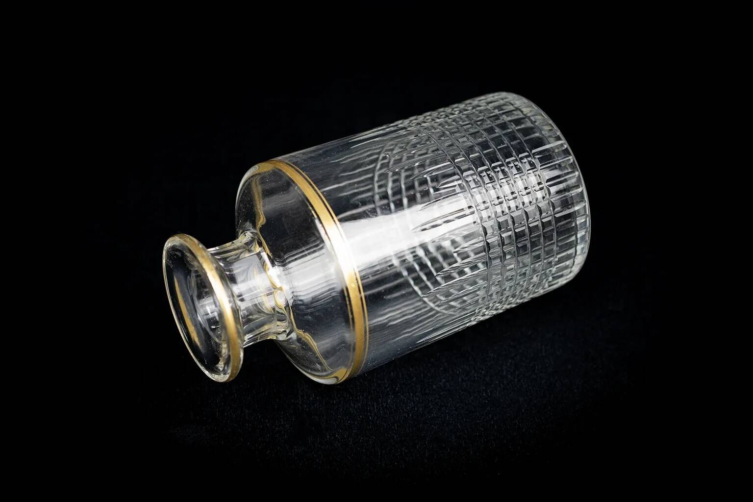 Flacon Baccarat modèle Nancy, cristal taillé et liseré doré, avant 1936