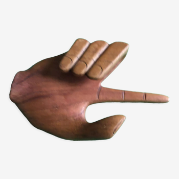 Main sculptée en bois