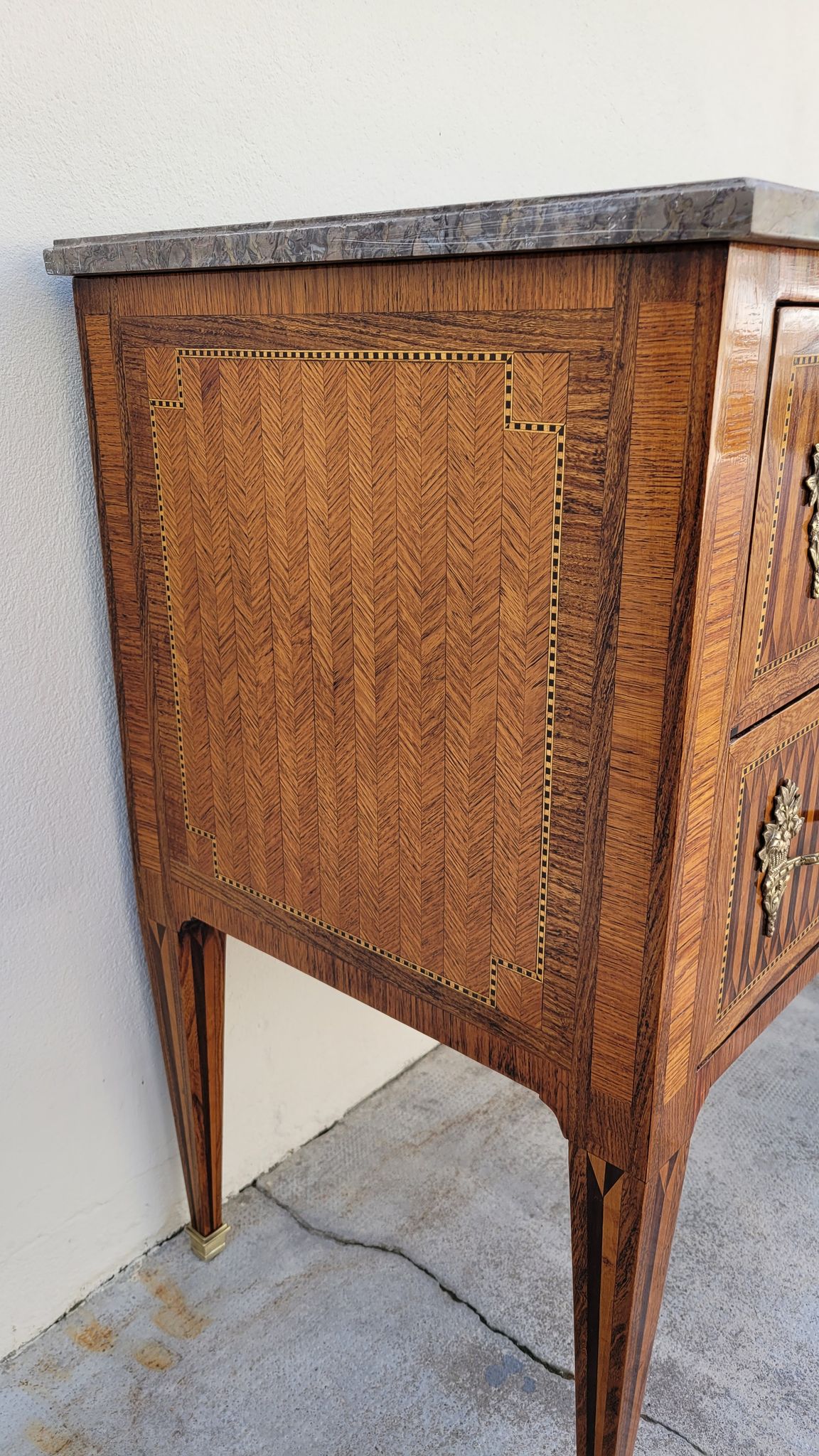 Commode sauteuse Louis XVI en marqueterie 19ème