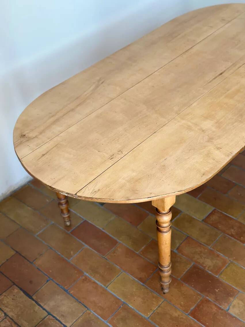 Oval farmhouse table