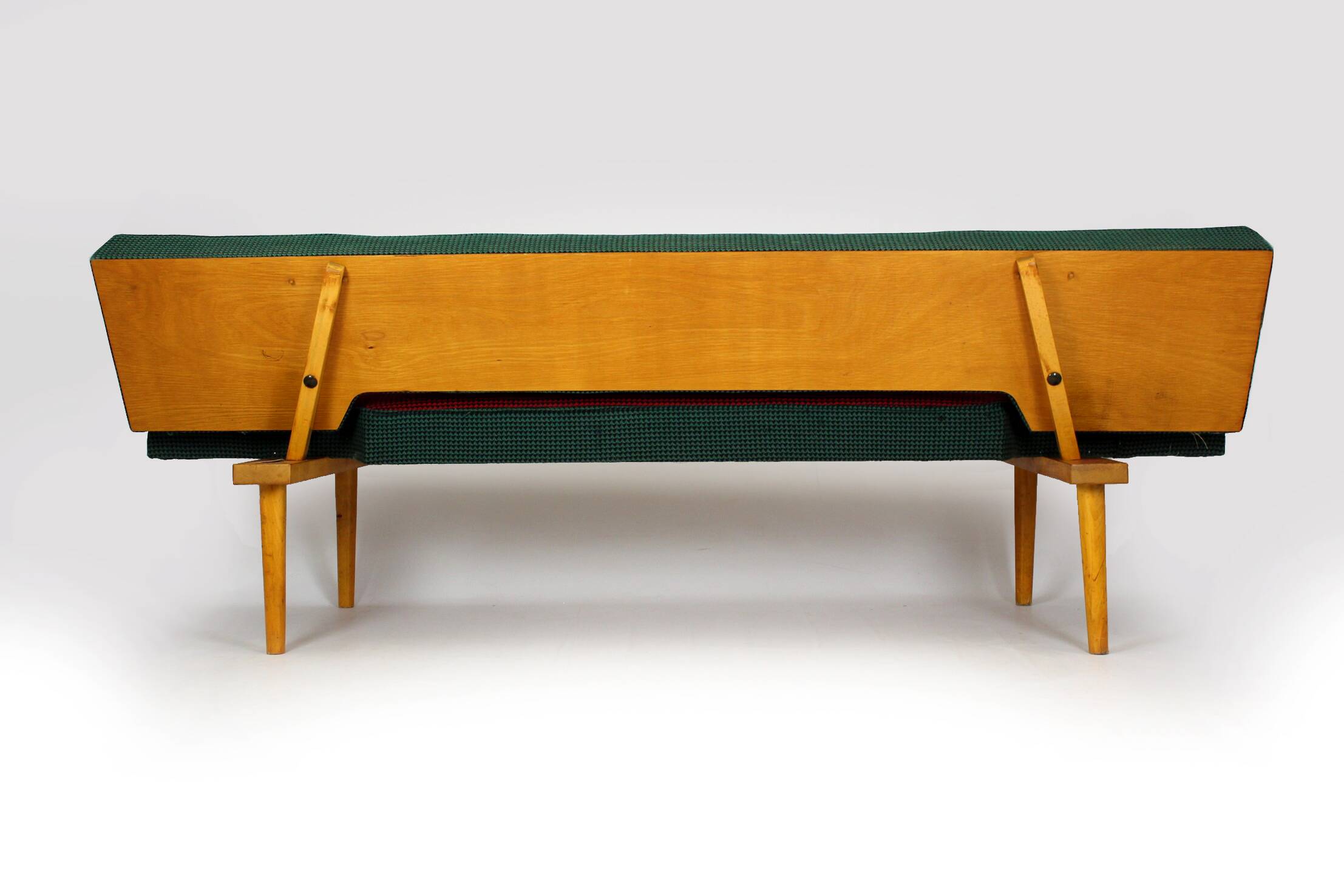 Canapé attribué à Miroslav Navratil pour Drevopodnik Brno, années 1960.