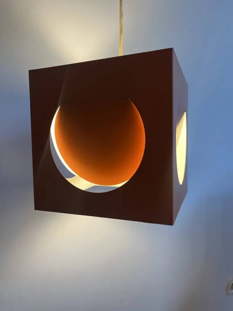 Suspension Cube - Shogo Suzuki pour Orno