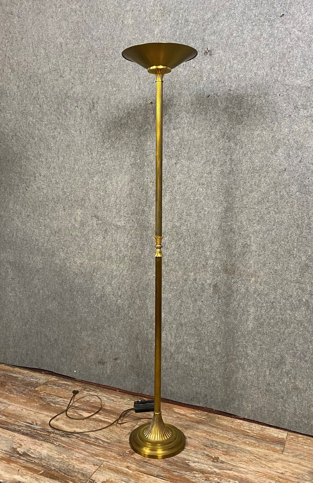 Very beautiful Louis XVI style foot lamp in bronze and gilded brass