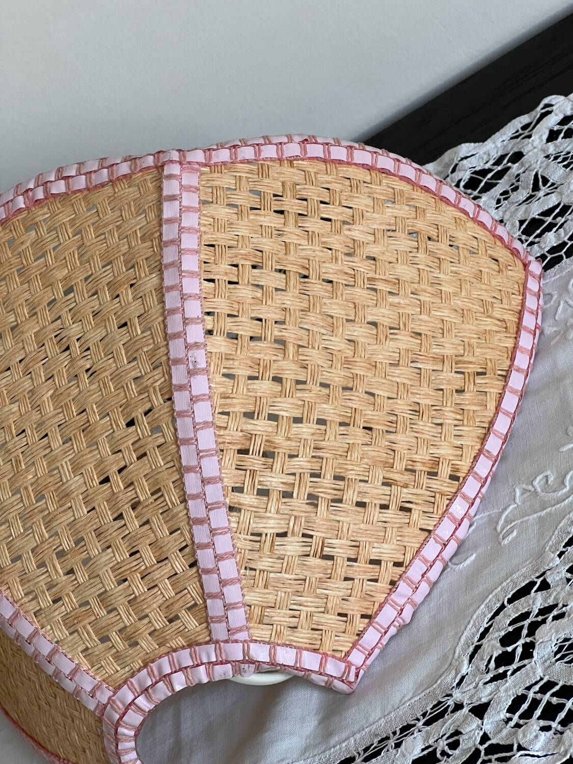 Flower applique in raffia and pink fabrics