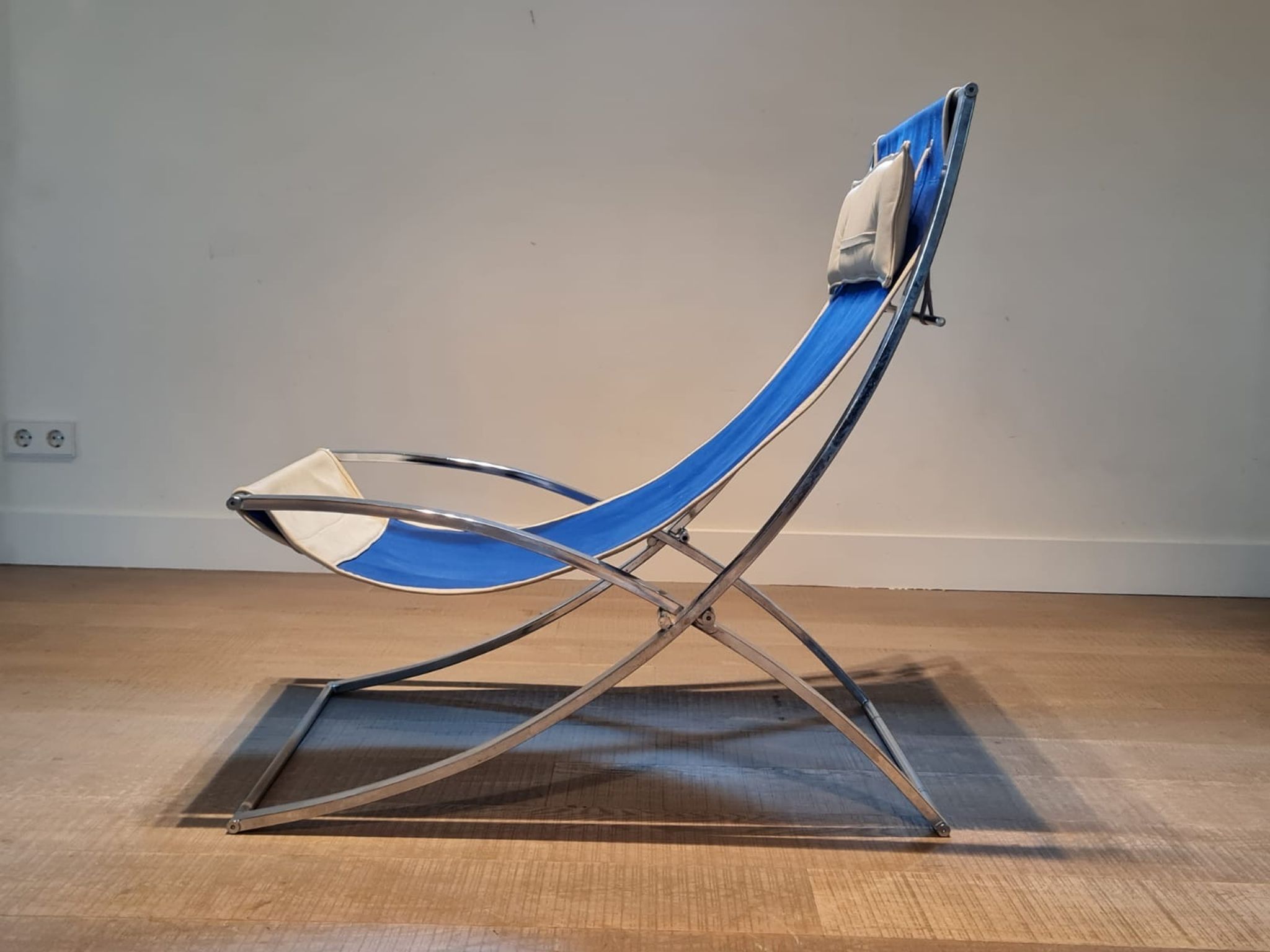 Marcello Cuneo ‘Louisa’ lounge chair in blue canvas and white leather, Italy 1970s