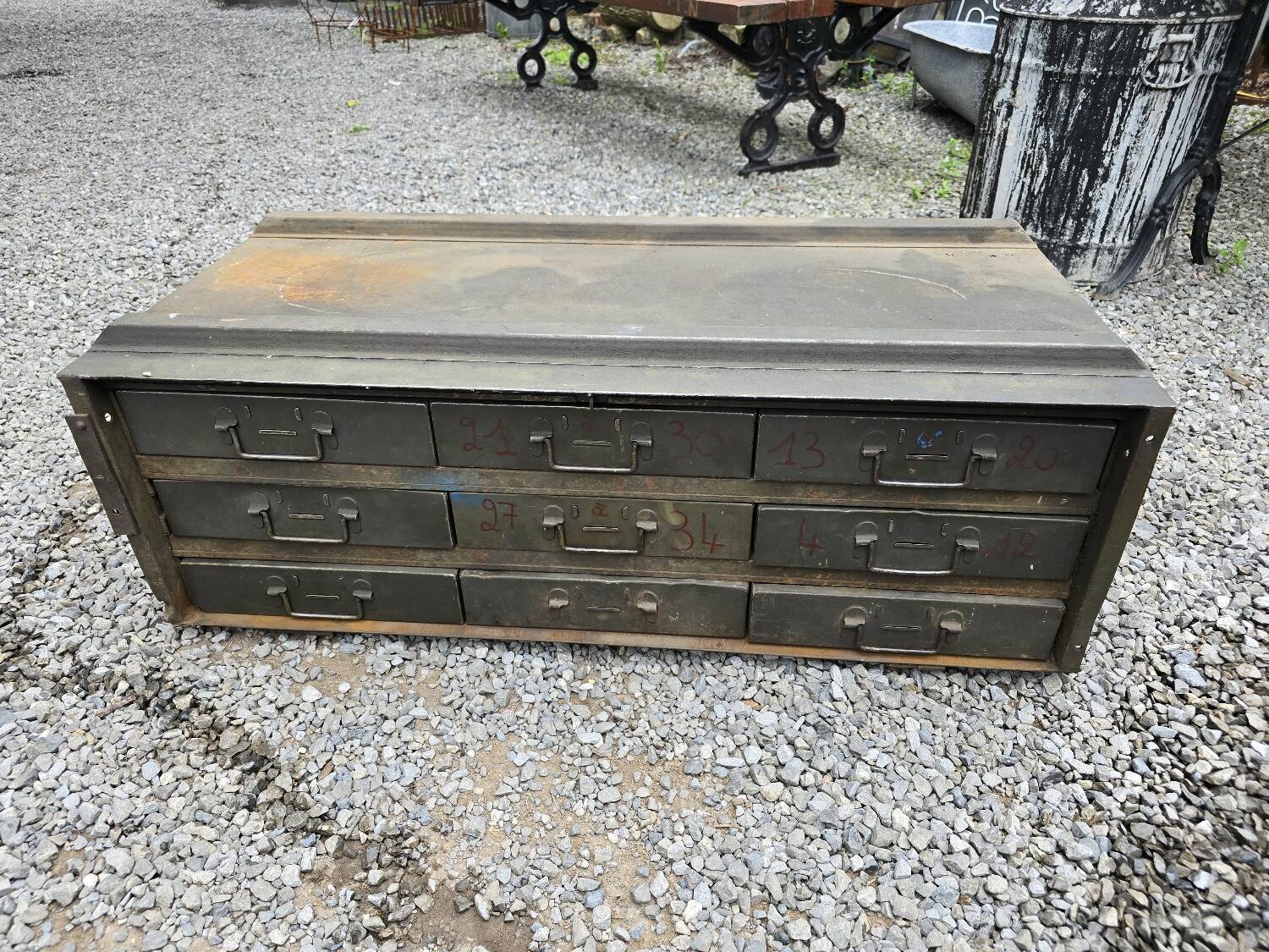 Meuble de rangement industriel en fer avec des tiroirs