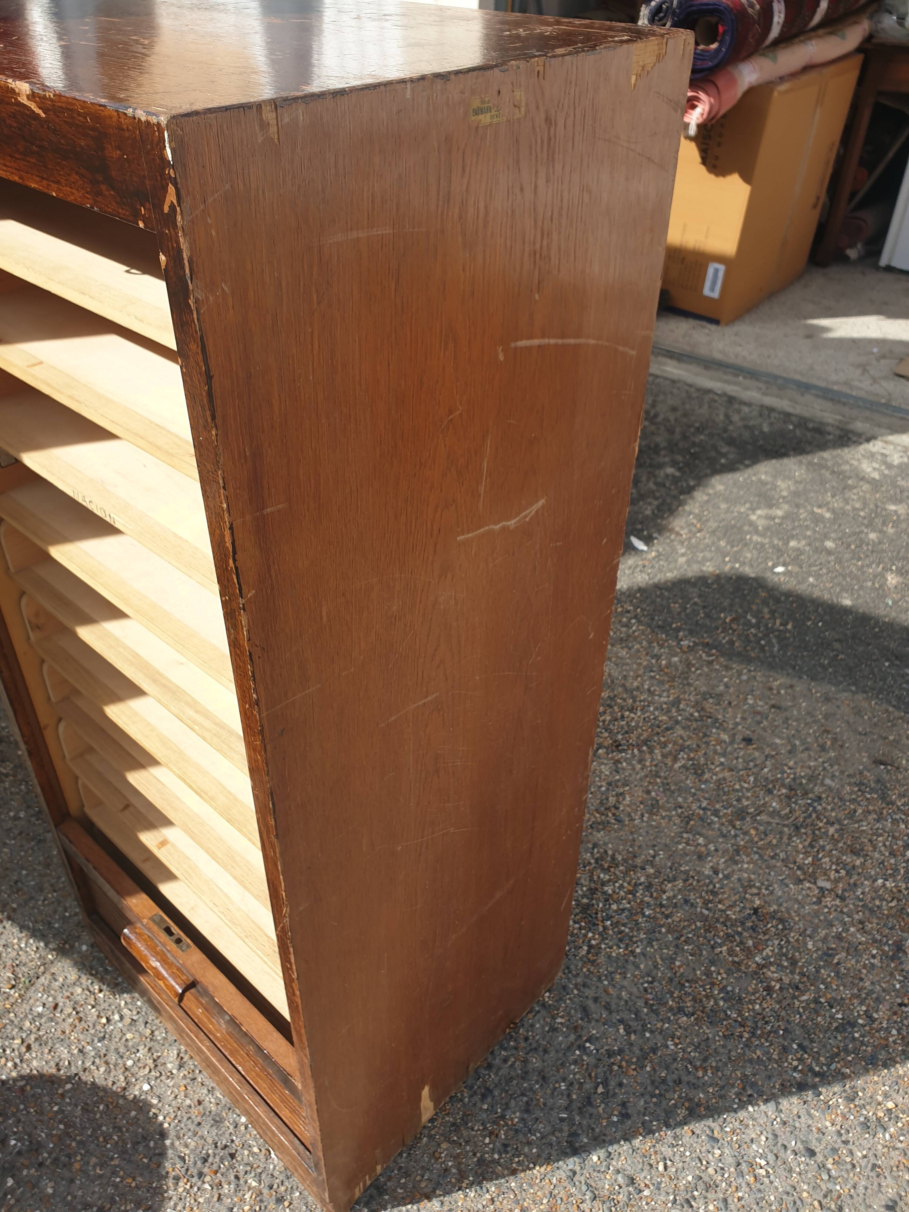 Administrative furniture with curtain