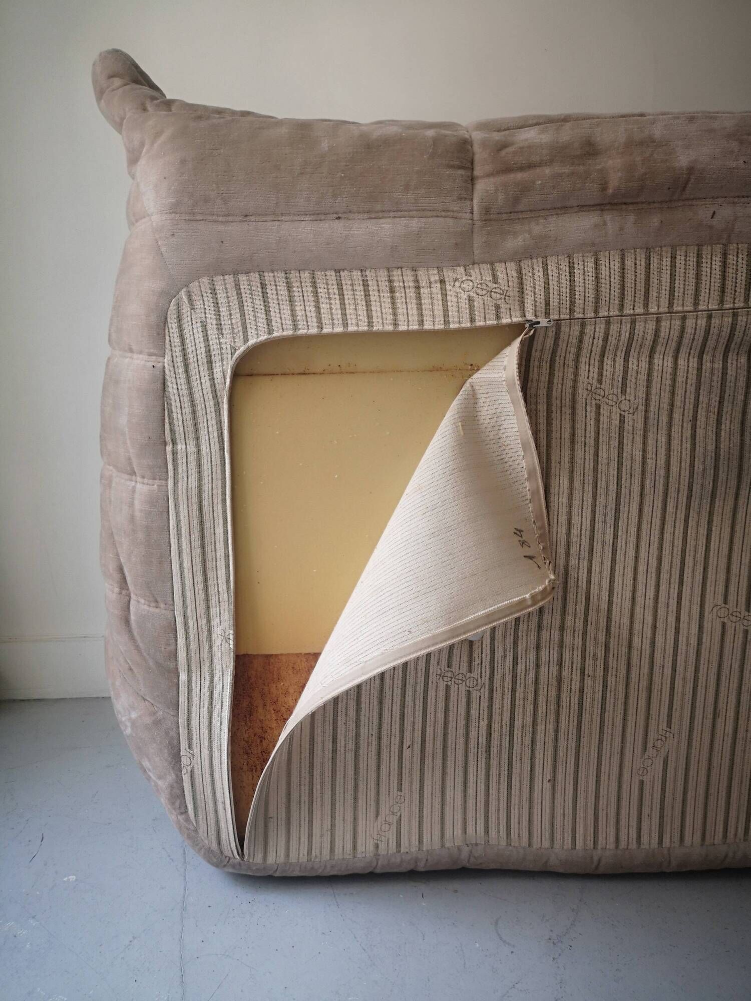 TOGO 3-seater sofa in beige velvet, Ligne Roset edition 1970