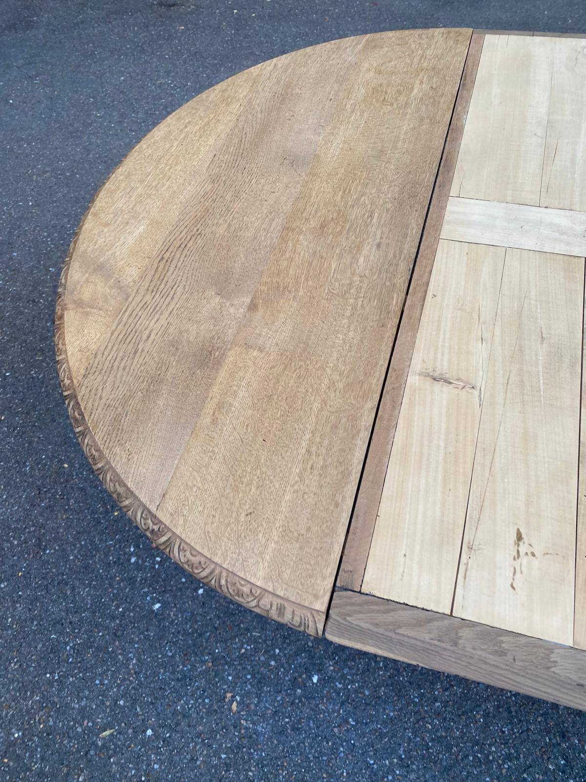 Round extendable dining table Napoleon III renovated in 19th-century oak.