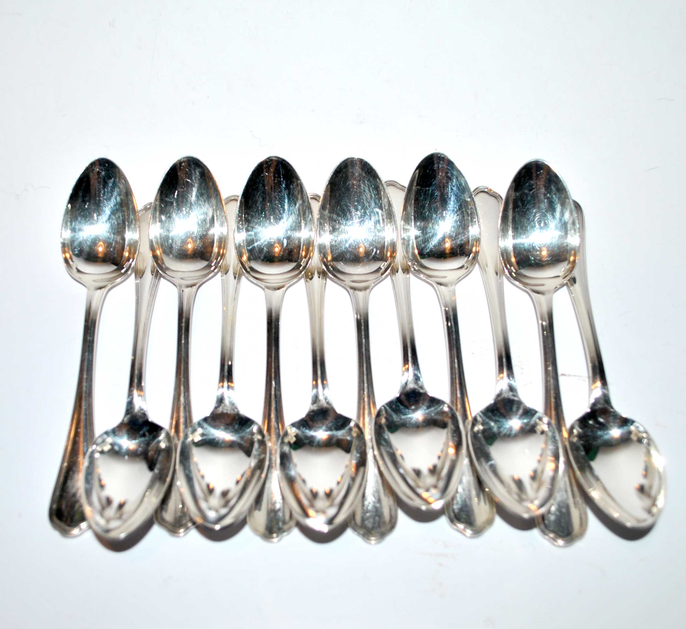 Série de 12 cuillères à café spatours en métal argenté au filet Christofle