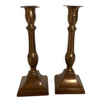 Paire d’anciens bougeoirs laiton