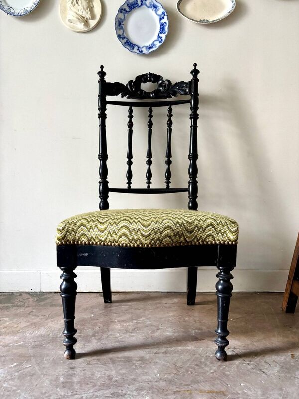 Chaise en bois tourné noir et laine verte