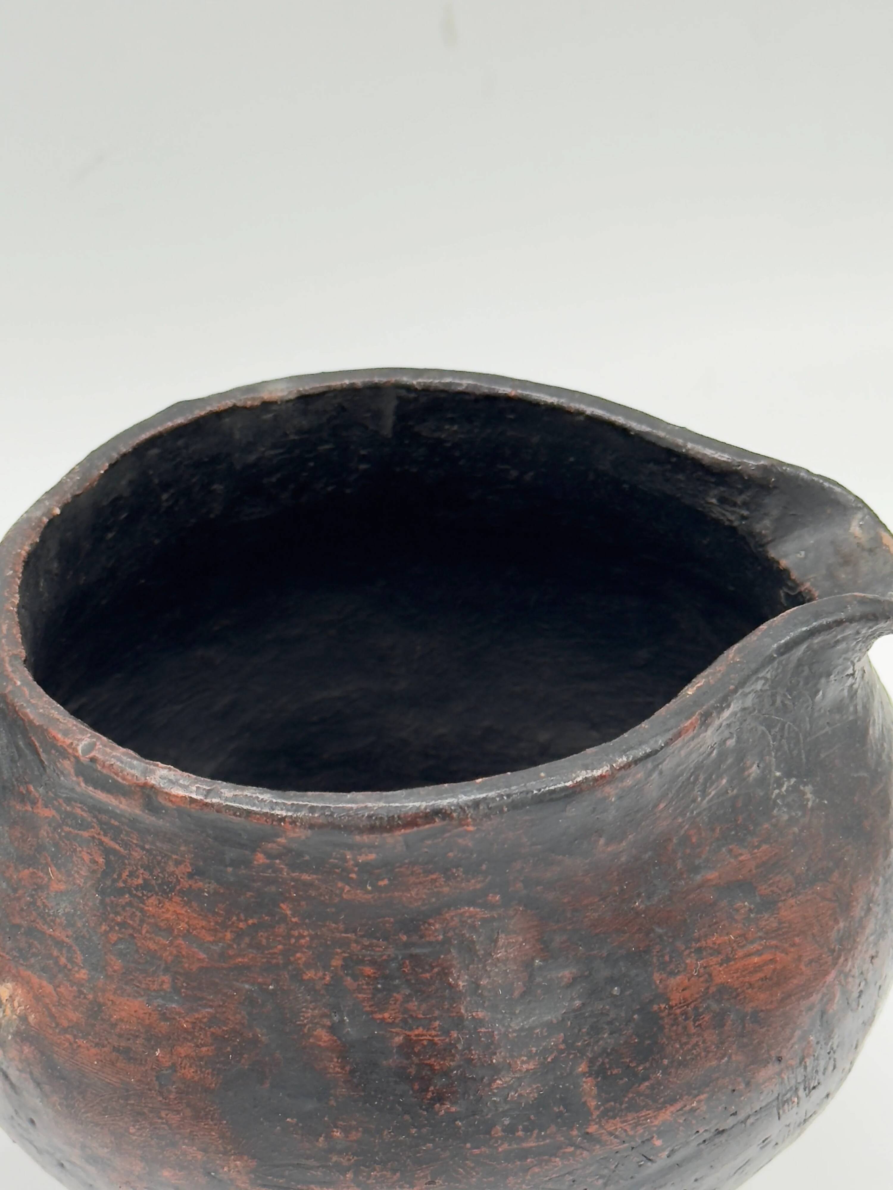Vase tripode vintage en terre cuite, fait main, finition noire fumée