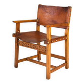 Fauteuil espagnol castellana brutaliste du 19ème siècle en chêne et cuir cognac