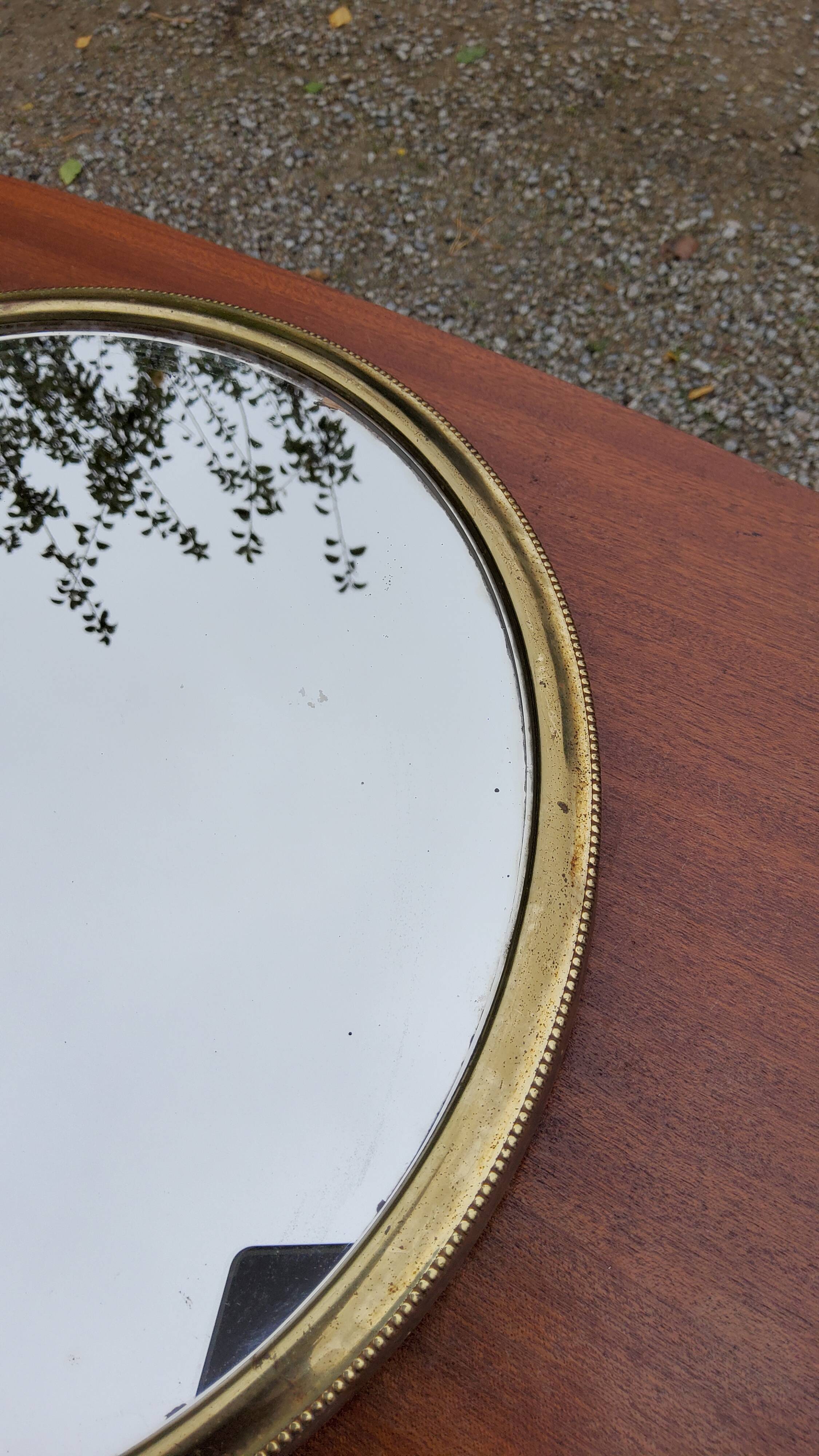 Round mirror of the 50s in gold metal 33cm in diameter