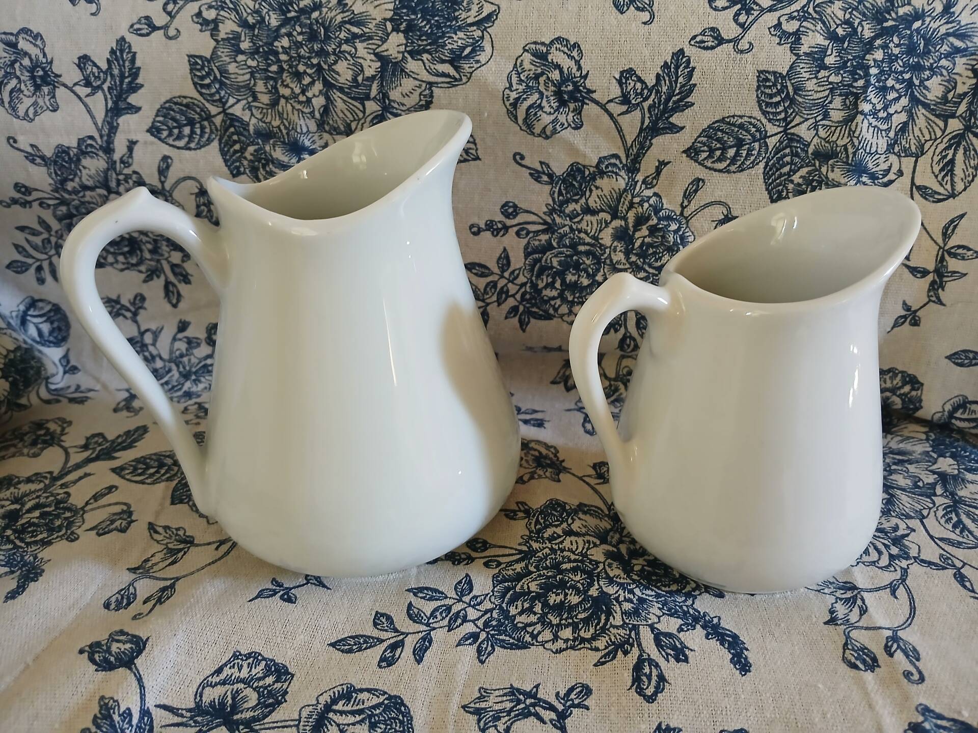 2 petits pichets vintages 