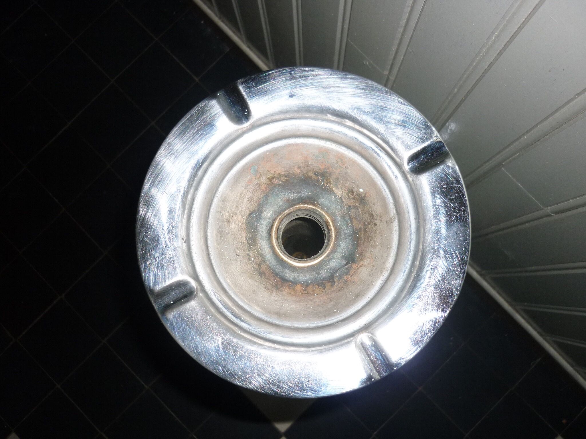 High-standing ashtray tumbler type