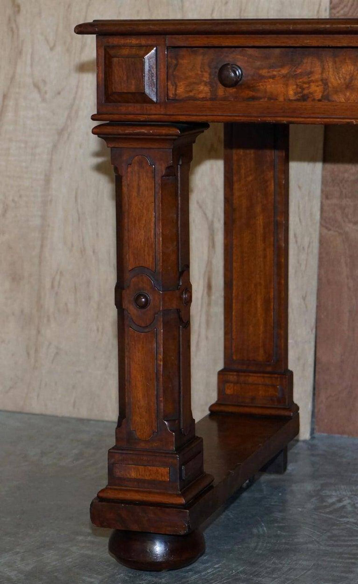 Table d'écriture Renaissance en noyer flamé style Pugin, vers 1850