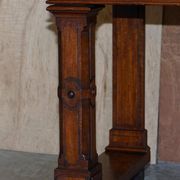 Table d'écriture Renaissance en noyer flamé style Pugin, vers 1850