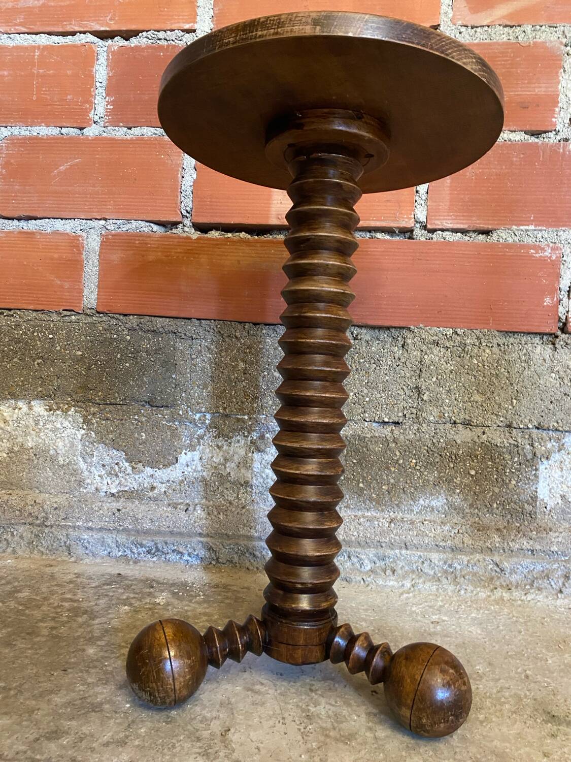 Sellette table appoint brutaliste bois tourné pieds tripodes