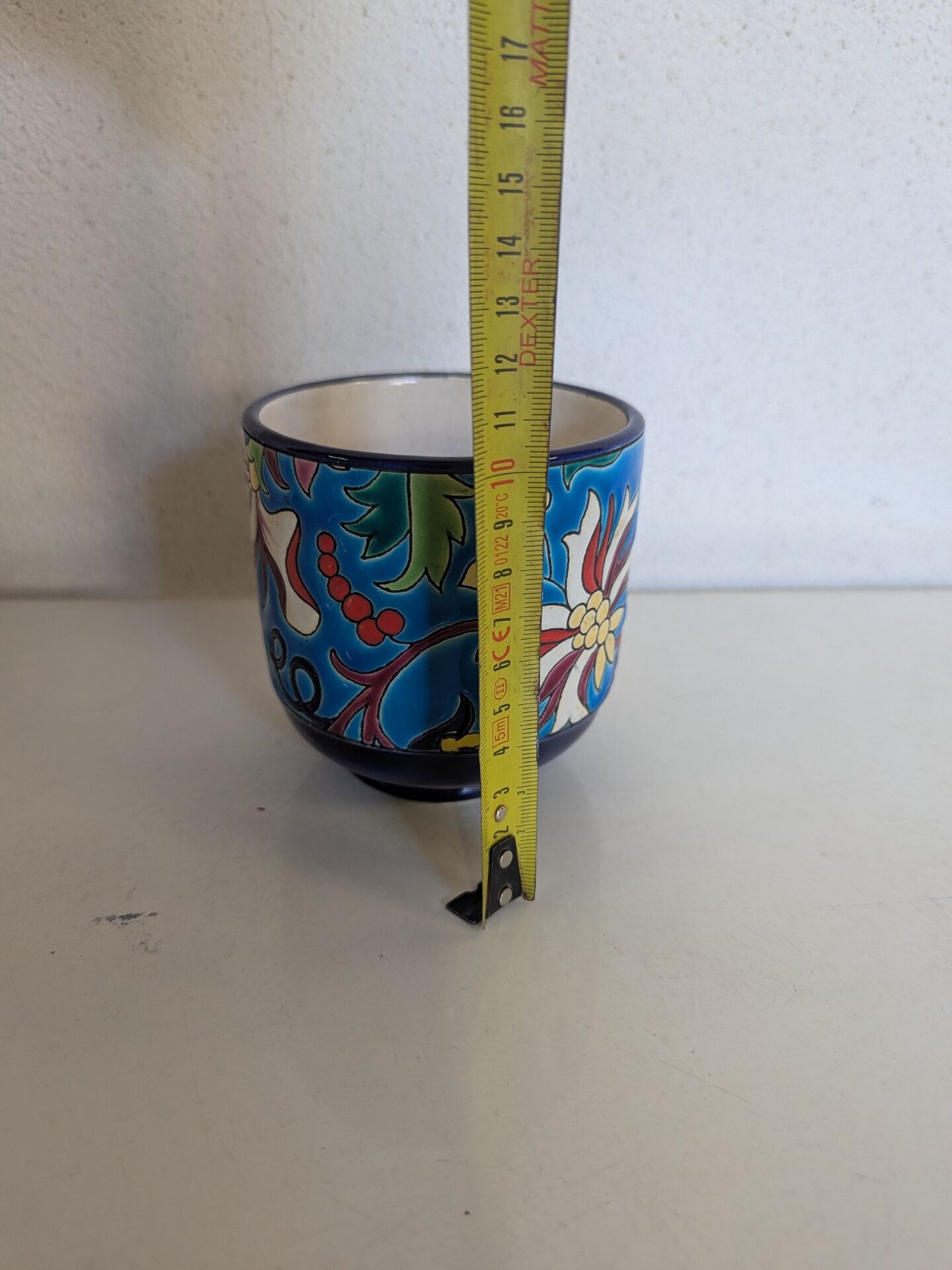 Cache-pot Longwy Art Déco en faïence émaillée décor floral polychrome