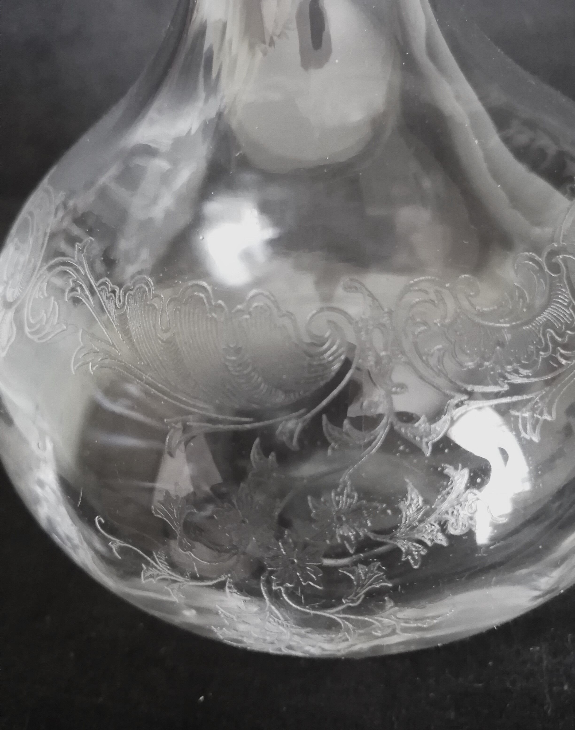 9 crystal white wine glasses from St. Louis model Cléo and their decanter.