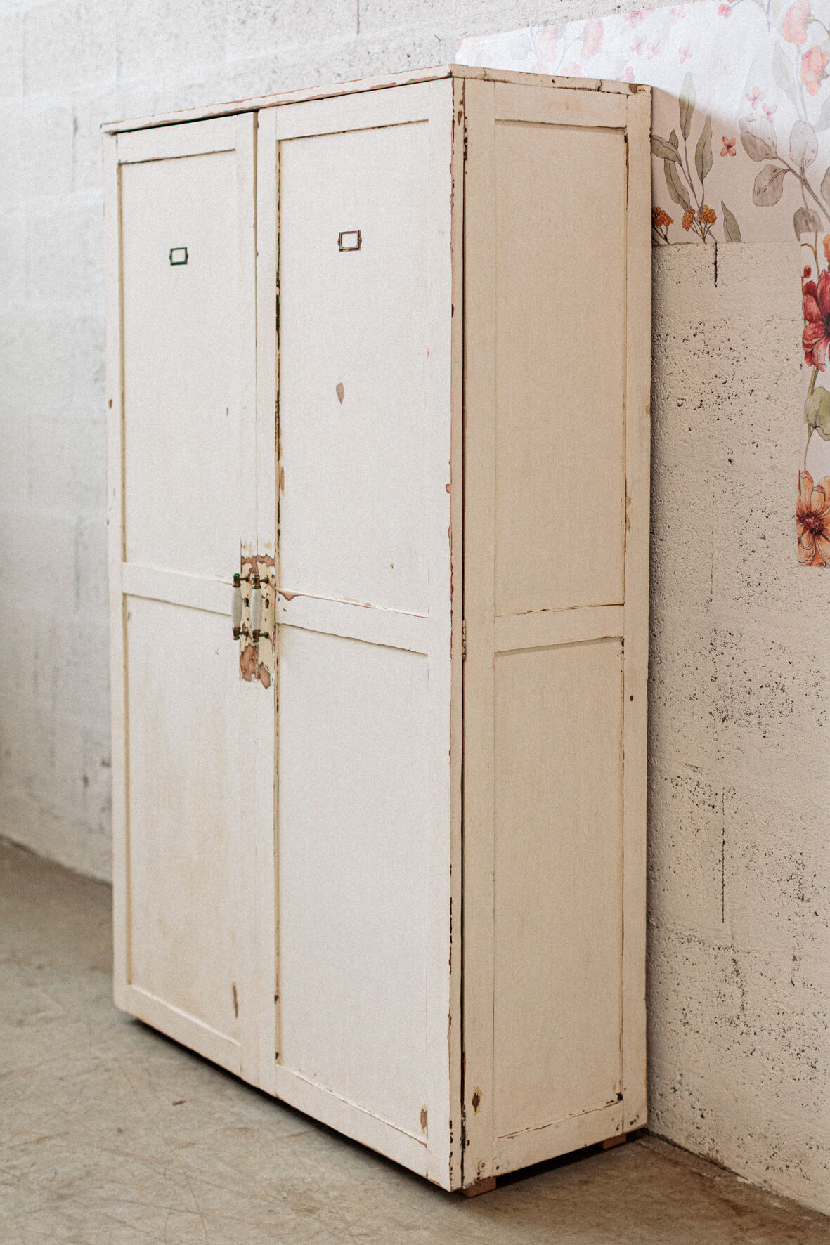 Large white furniture lacquered "buttercup"
