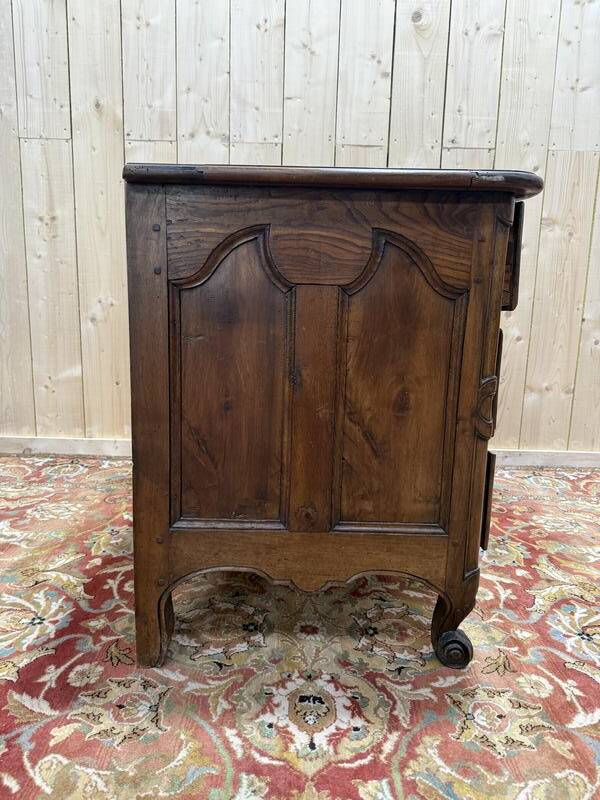 Commode époque Louis XV en noyer massif à poignée coquilles sculptées