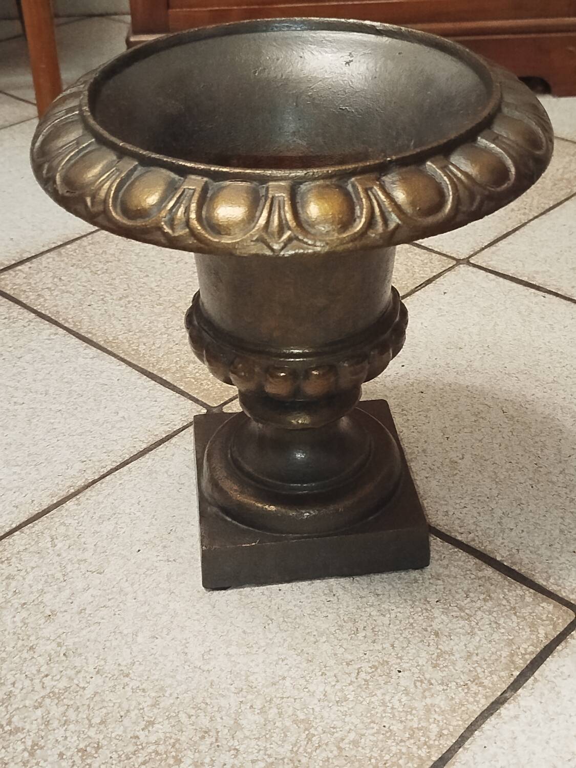 Medici vase 30 cm in cast iron 19th century  
Golden patina