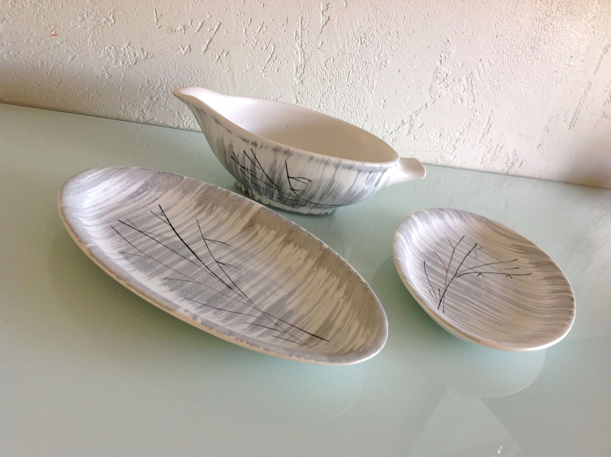 Two raviers and a white and grey cermal sauciere
