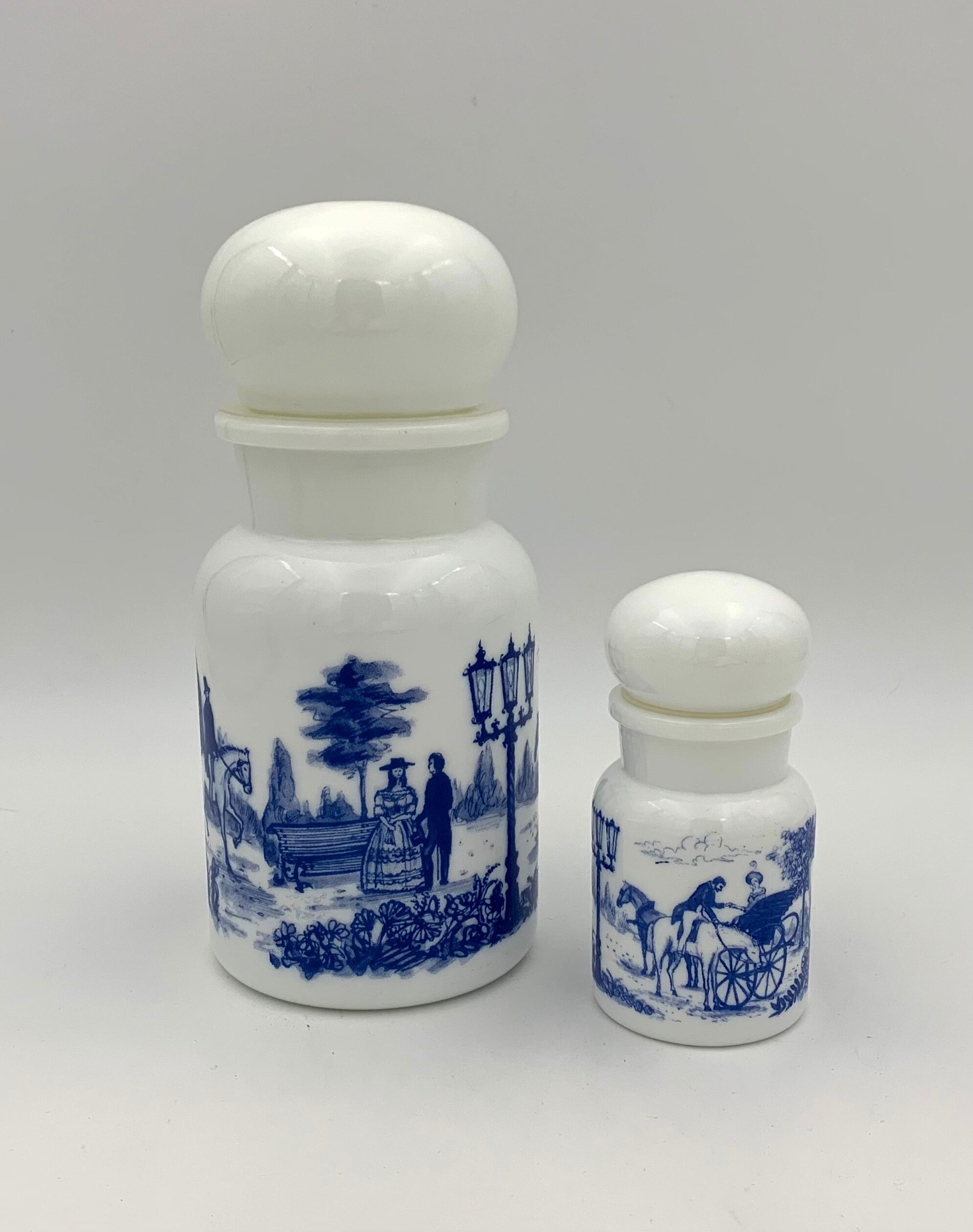 Lot de deux flacons vintage pots à épices bocaux en opaline blanche, décor bleu - Années 1970