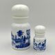 Lot de deux flacons vintage pots à épices bocaux en opaline blanche, décor bleu - Années 1970