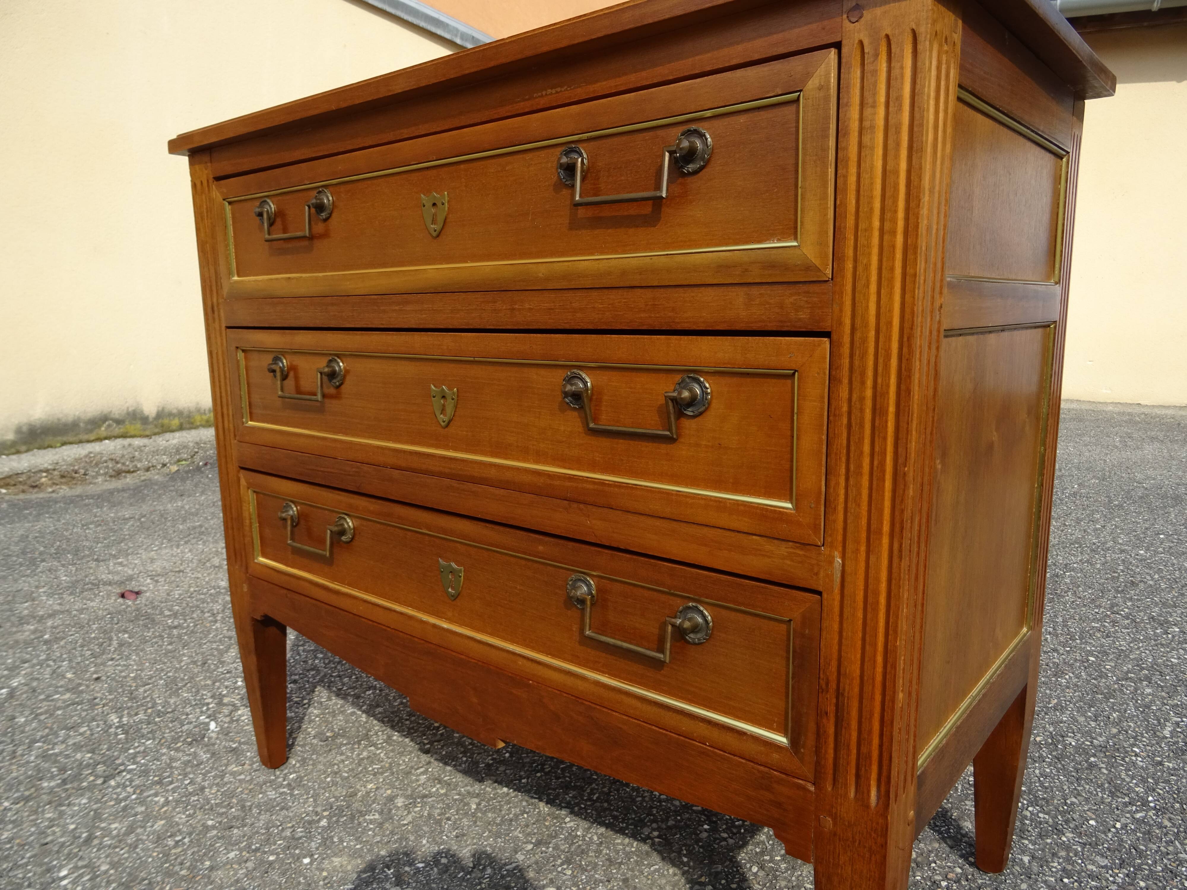 Commode de style directoire bois et laiton
