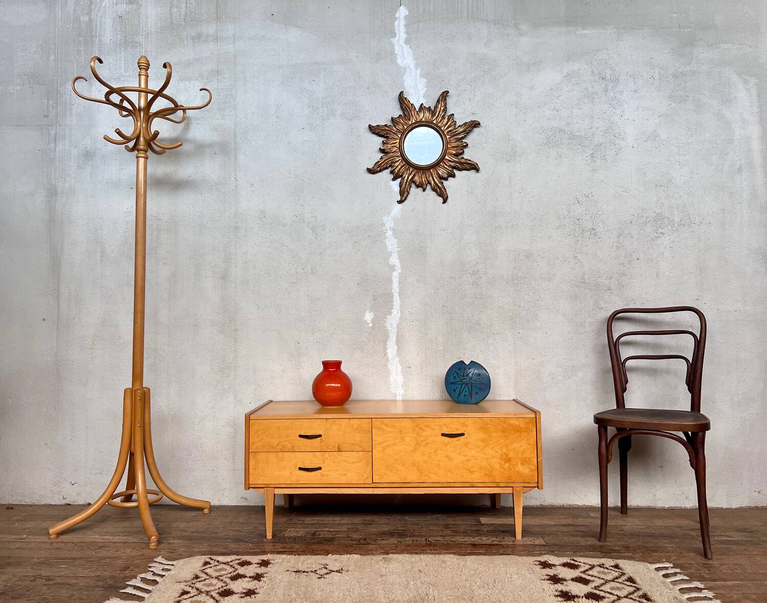 Vintage hi-fi TV cabinet with compass legs