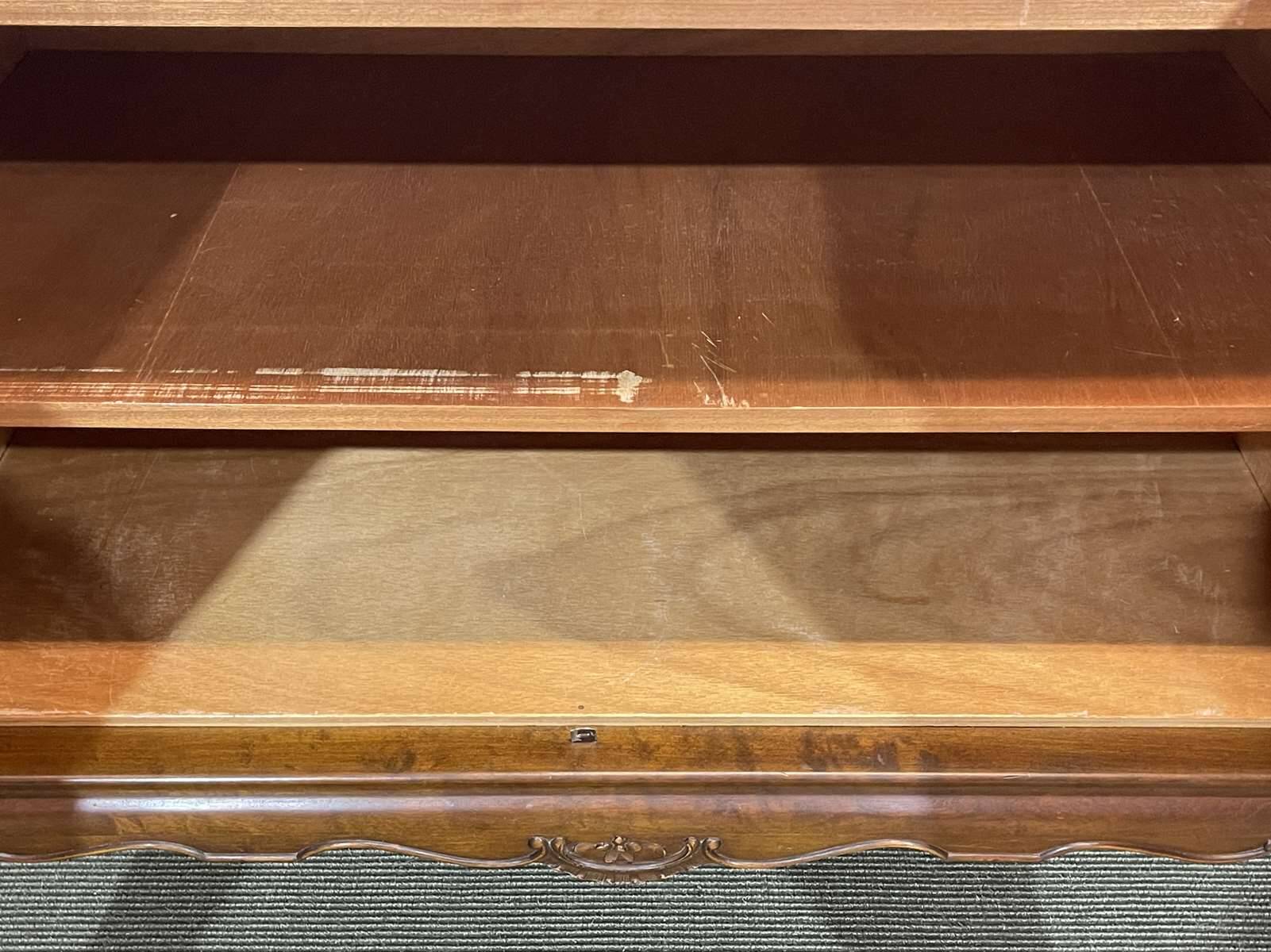 Enfilade anglaise Chippendale en noyer des années 1950