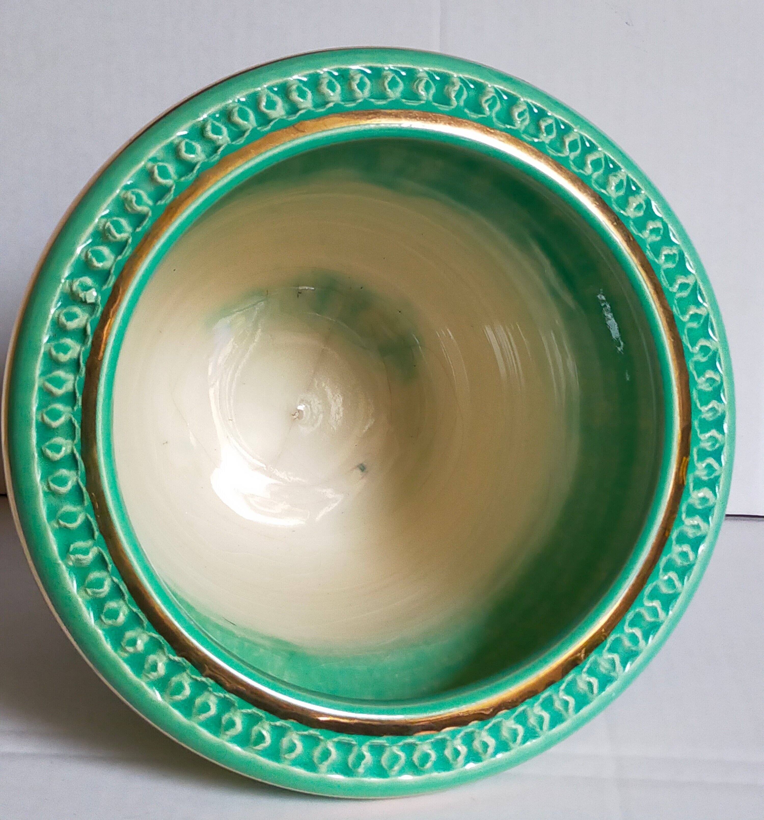 Ceramic pot cover in Art-Deco slurry