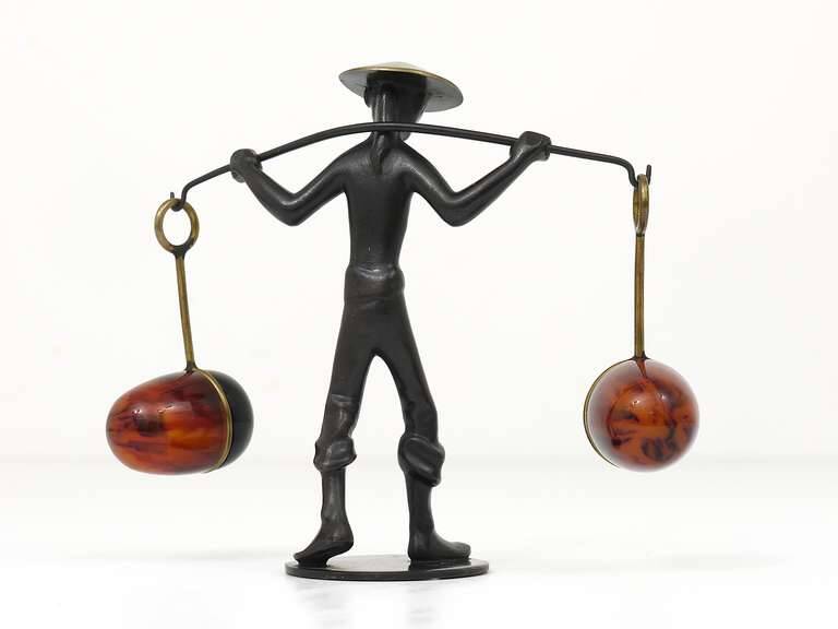 Figurine asiatique en laiton Ensemble de salière et poivrière avec support par Rohac, Autriche, années 1950