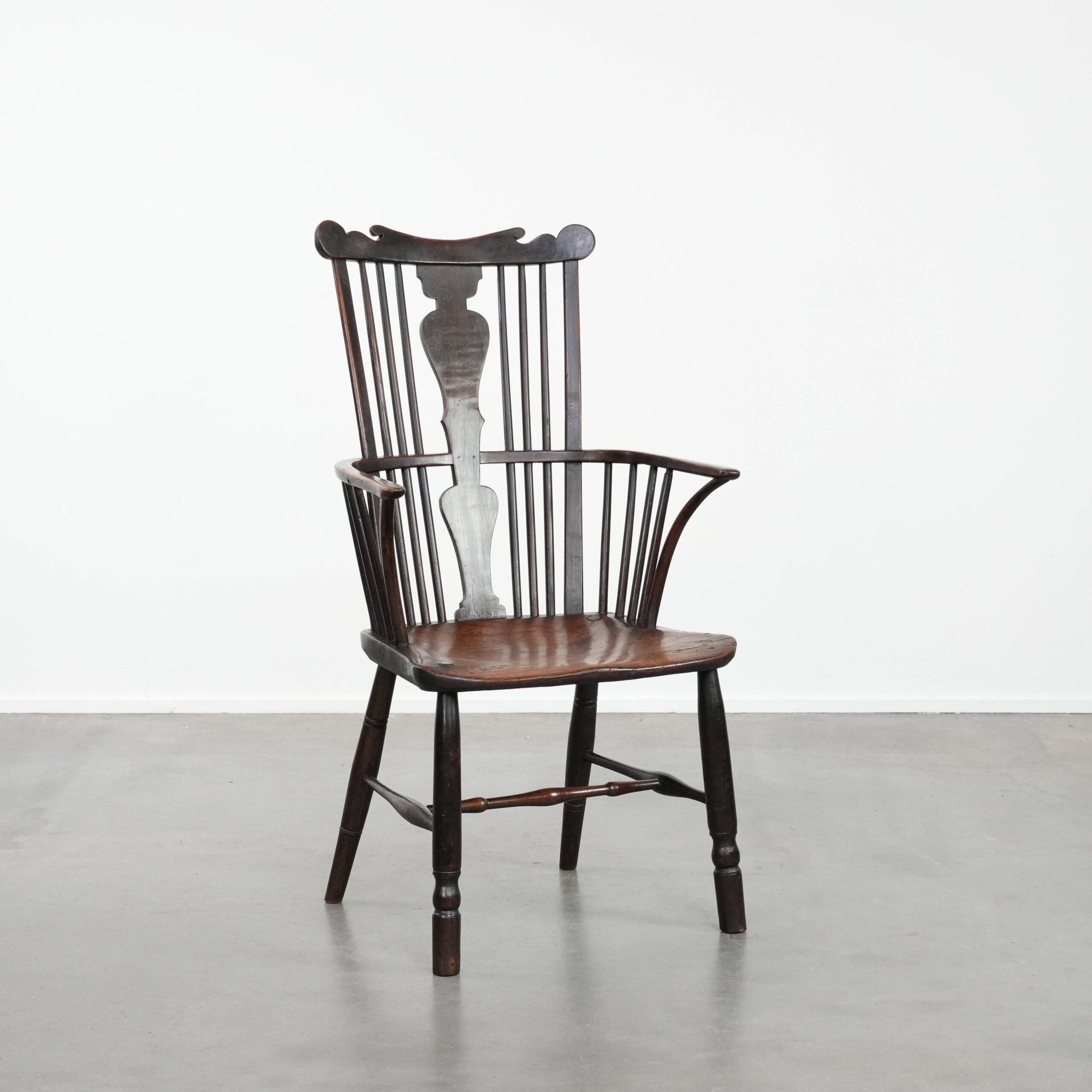 Antique English Windsor chair from the 18th century with spindled backrest