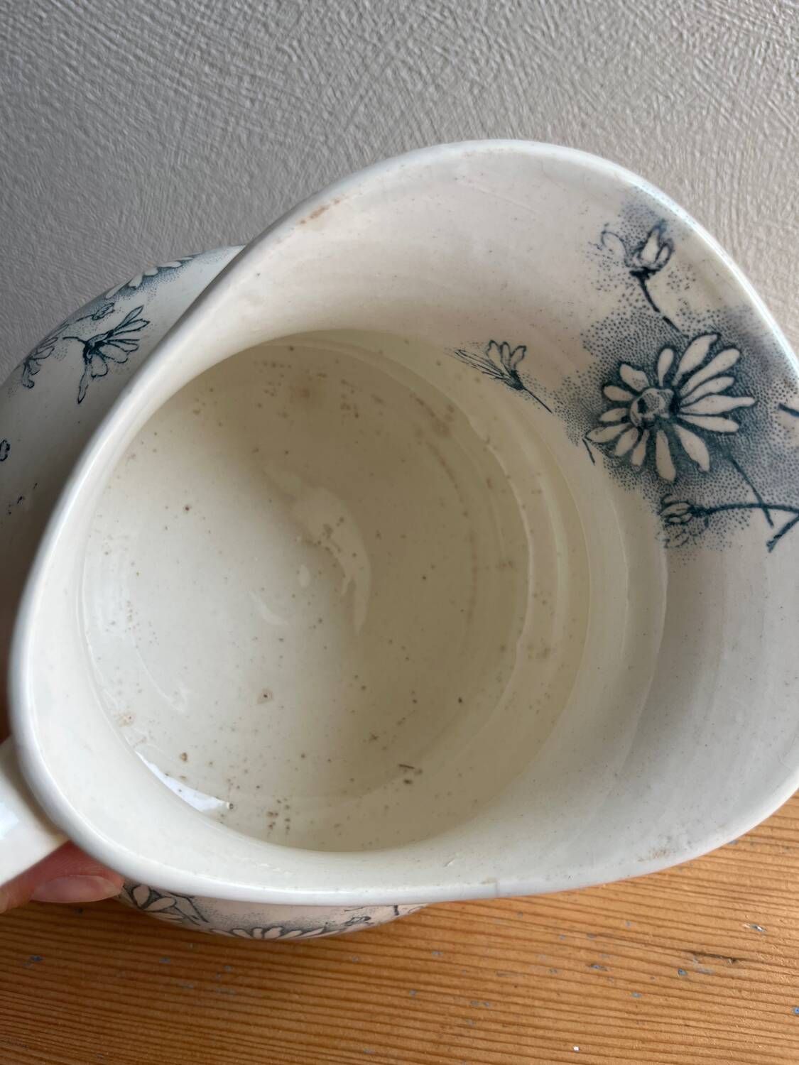 Old jug / pitcher with Daisy pattern from La Faïencerie Nouvelle in Givors.