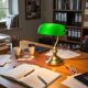 Lampe vintage de banquier en verre opalin vert