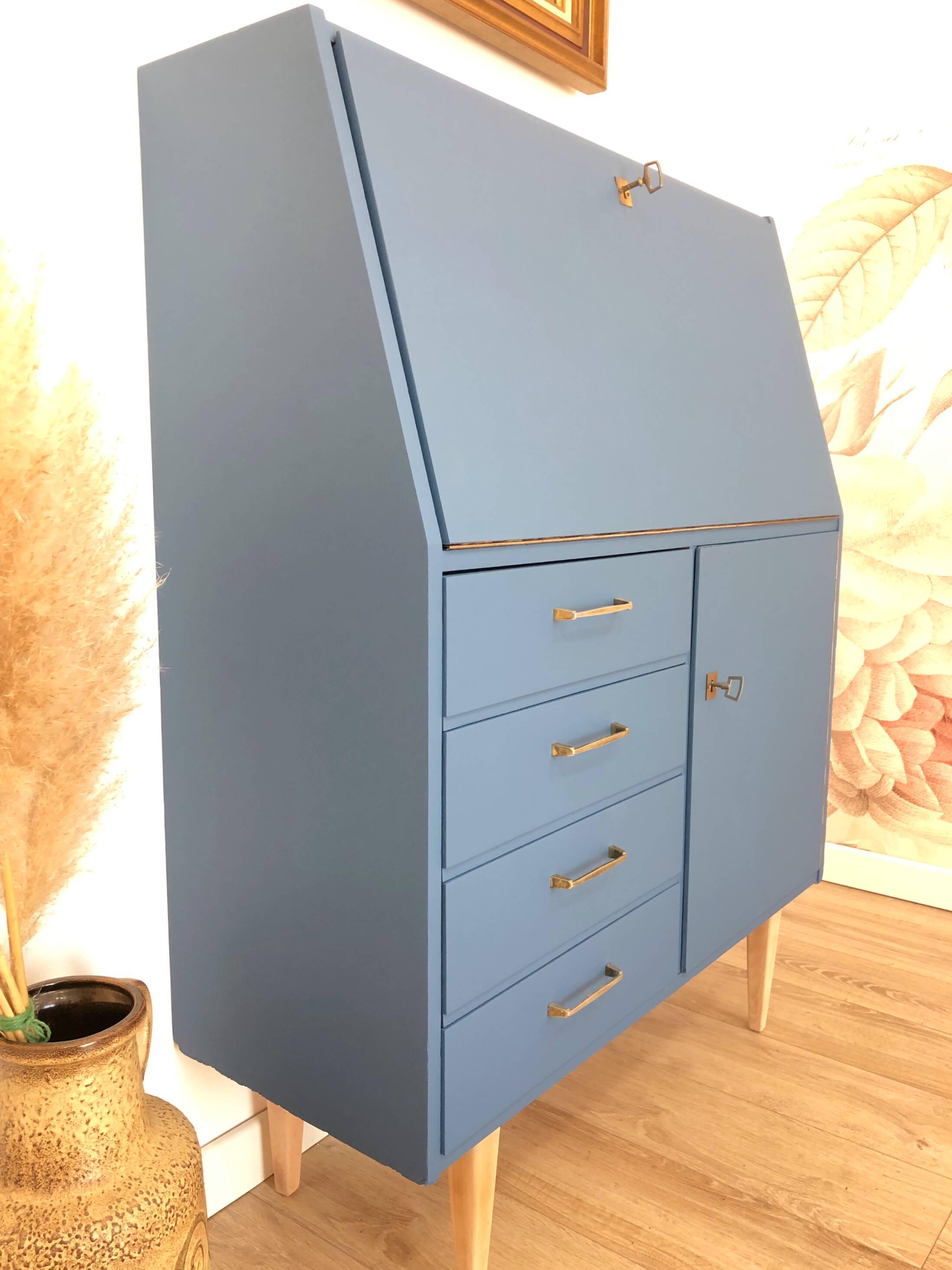 70s Secretary, Seram Blue