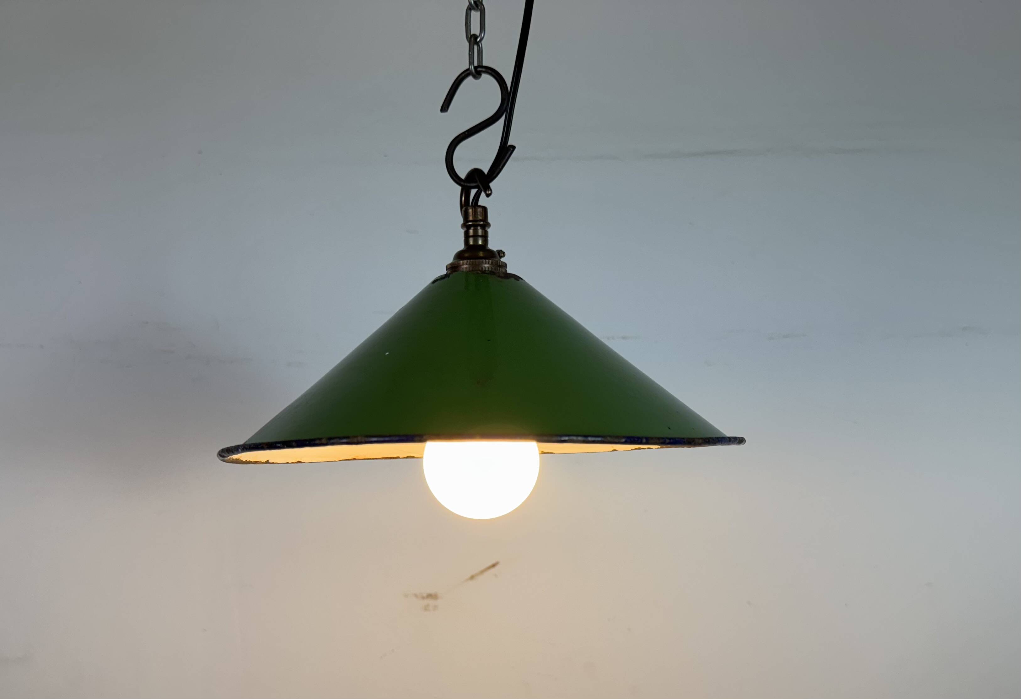 Suspension industrielle britannique en émail vert, années 1950