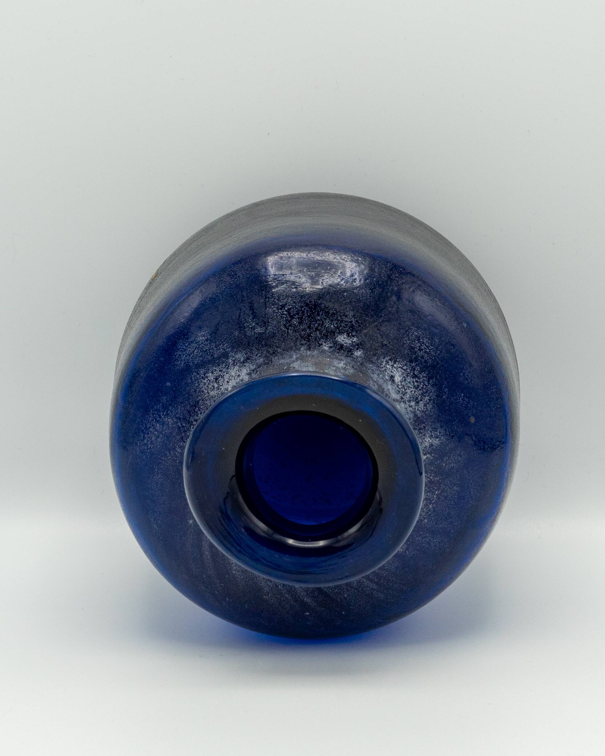 Vase en verre Scavo Murano Seguso bleu cobalt, soufflé à la main, années 1980, finition brutaliste.